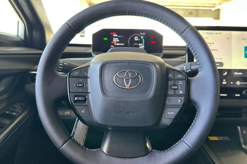 New 2026 Wind Chill Pearl <sup>1</sup> Toyota  SE image 23