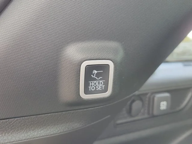 New 2026 Bright White Clear-Coat Exterior Paint Jeep Laredo X image 7