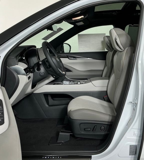 New 2027 2T RAD WHT INFINITI Autograph AWD image 12