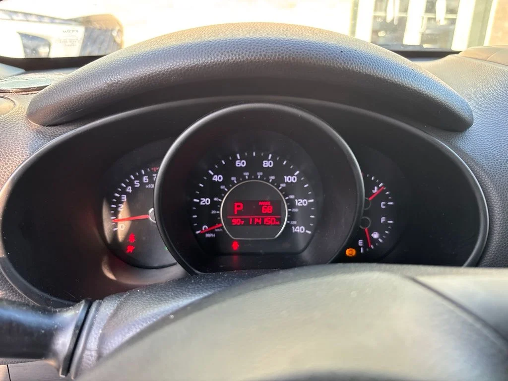 Used 2016 Blue Kia Plus image 13