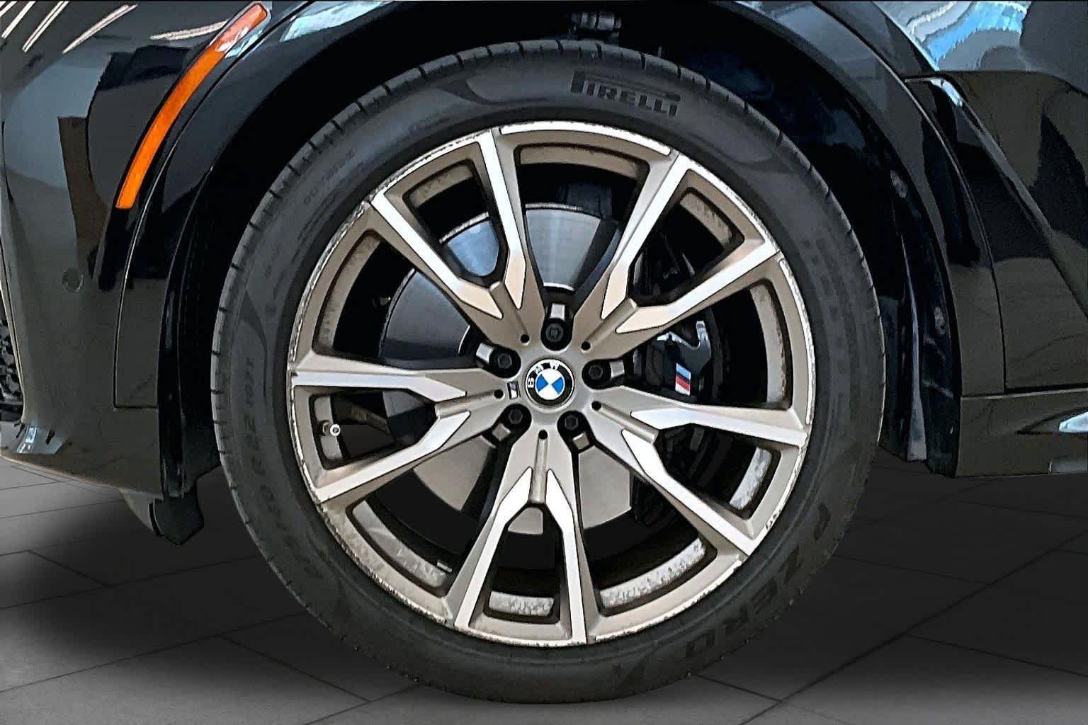 Used 2022 Black Sapphire Metallic BMW M50i image 10