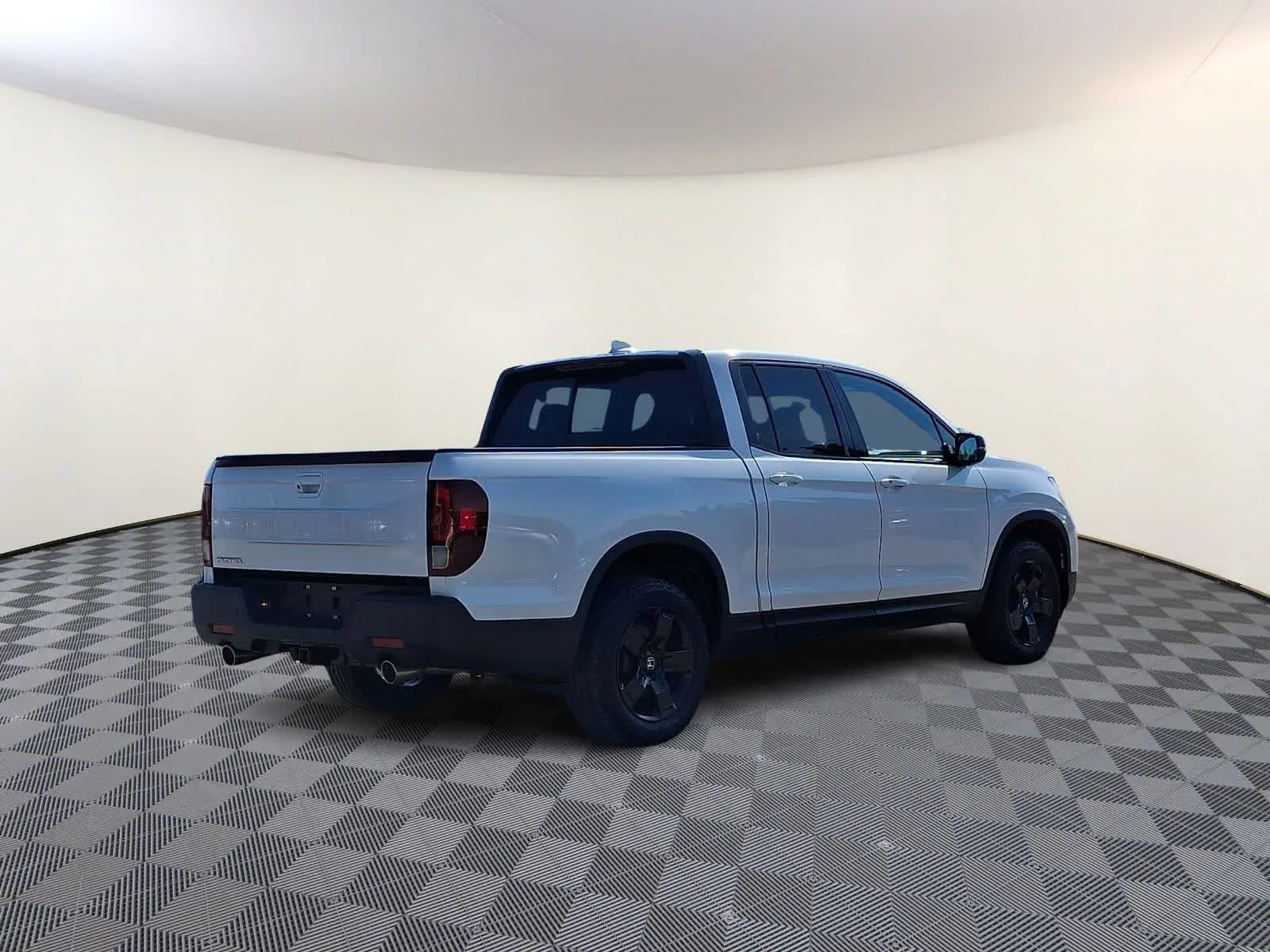 Used 2025 Platinum White Pearl Honda Black Edition image 5