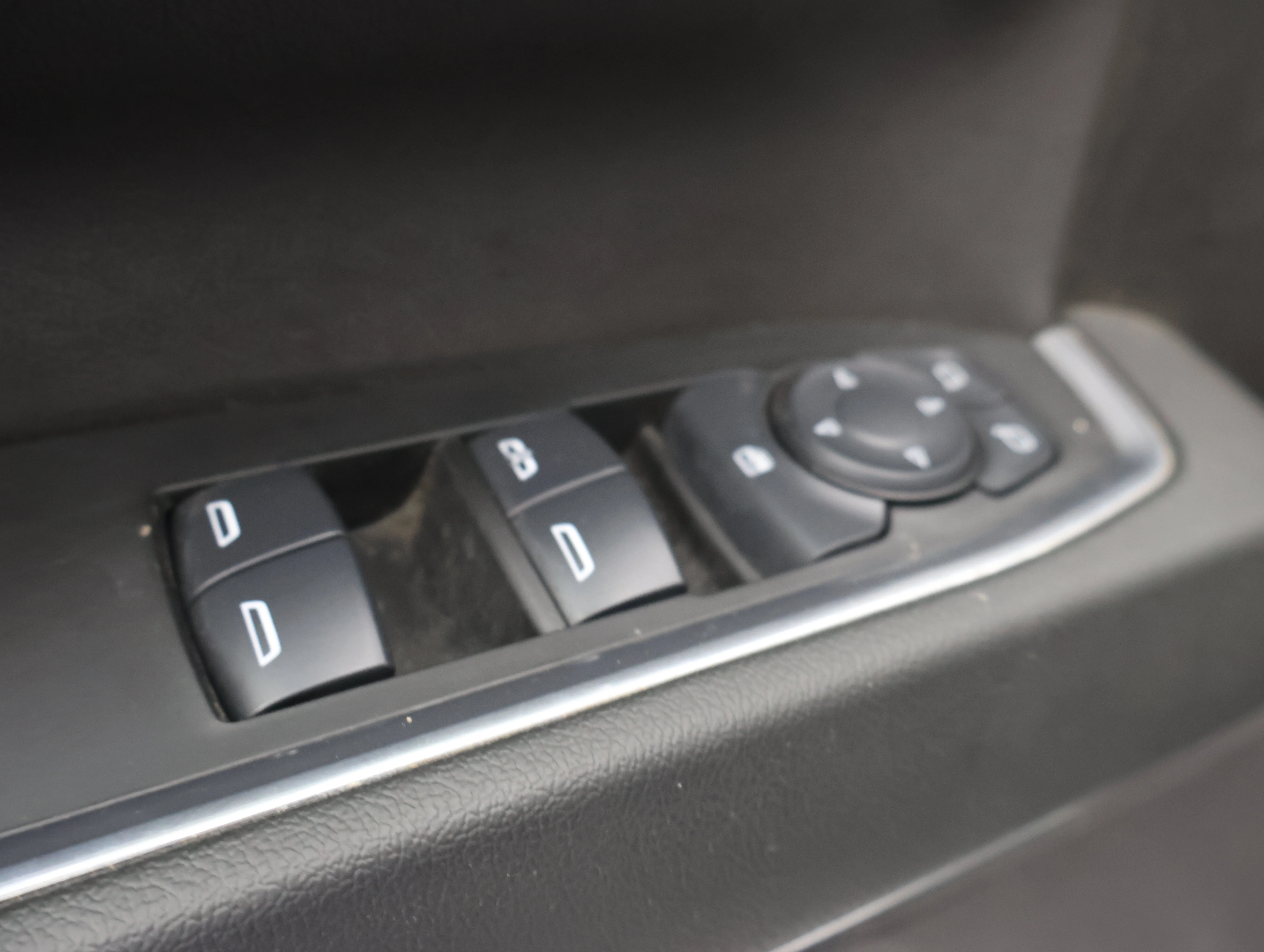 Used 2025 Summit White GMC SLE image 42