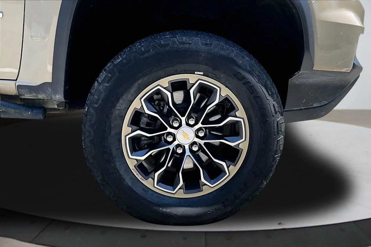 Certified Used 2021  Chevrolet ZR2 image 32
