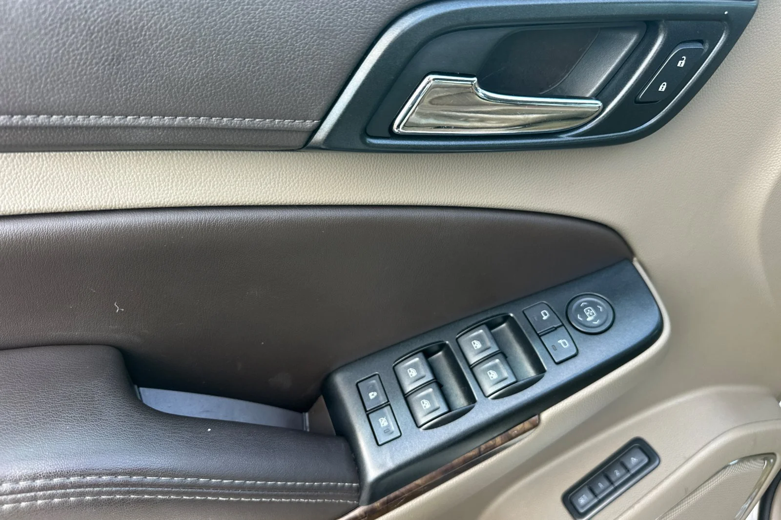 Used 2017 Iridescent Pearl Tricoat Chevrolet LT image 10