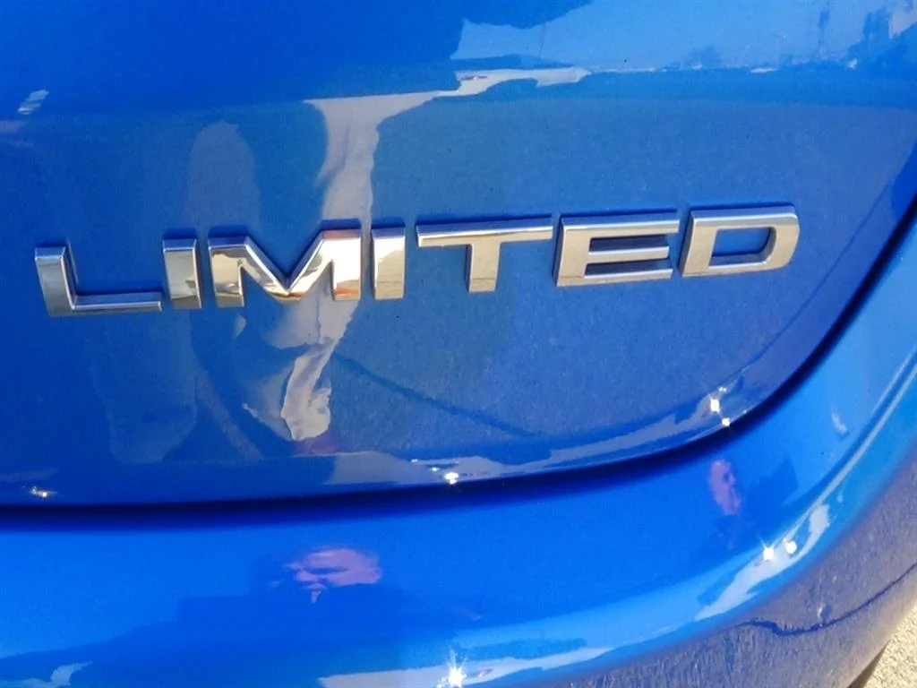 Used 2025 Hydro Blue Pearl Coat (pbj) Jeep Limited image 10