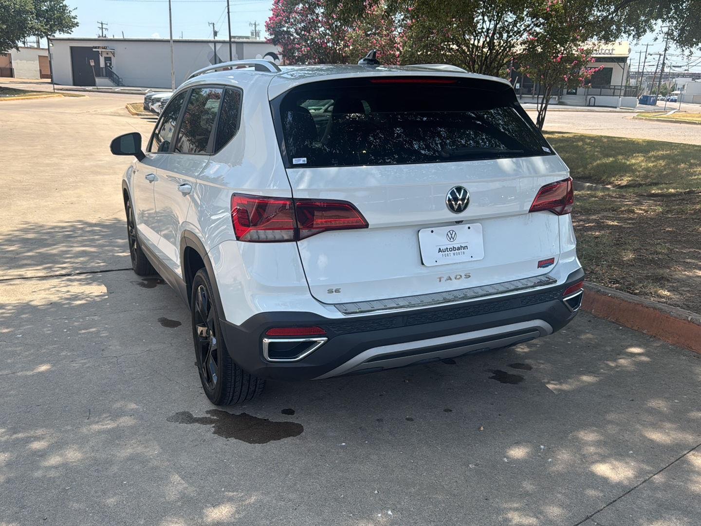 Used 2023 Pure White Volkswagen SE image 7