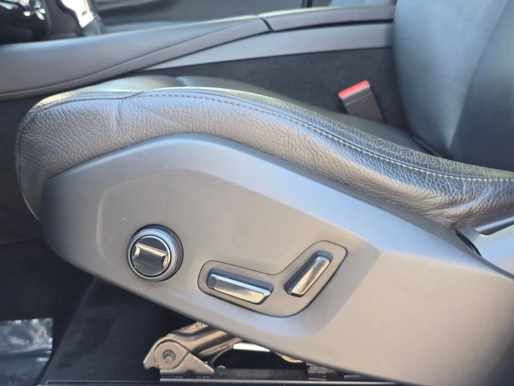 Used 2019 White Volvo T6 Momentum image 33