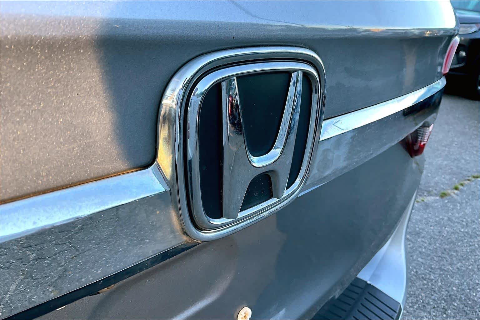 Used 2018 Lunar Silver Metallic Honda EX-L image 30