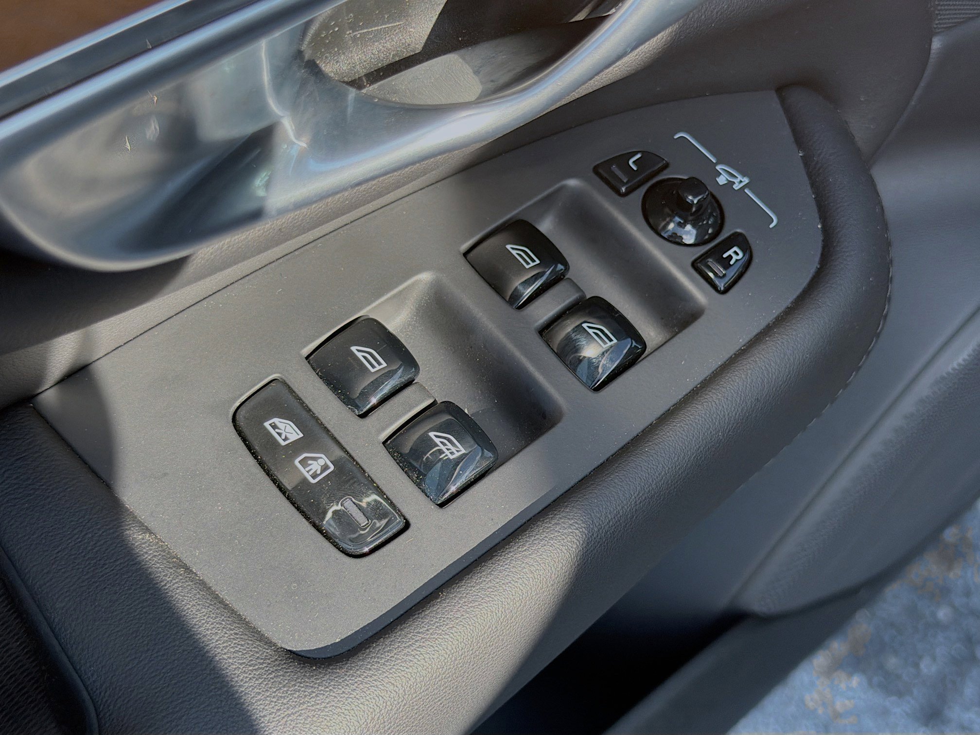Used 2024 Vapour Gray Metallic Volvo Plus Bright Theme image 23
