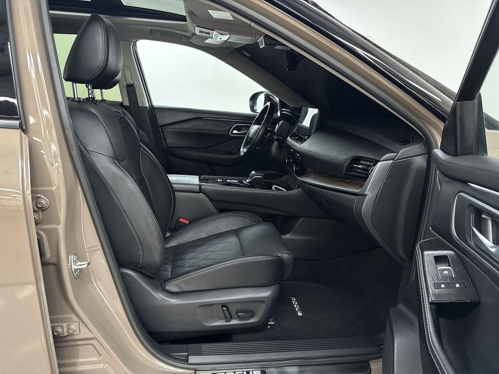 Certified Used 2025 Super Black Nissan Platinum image 18