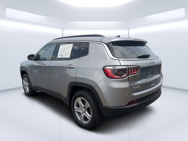 Used 2024  Jeep Latitude image 5