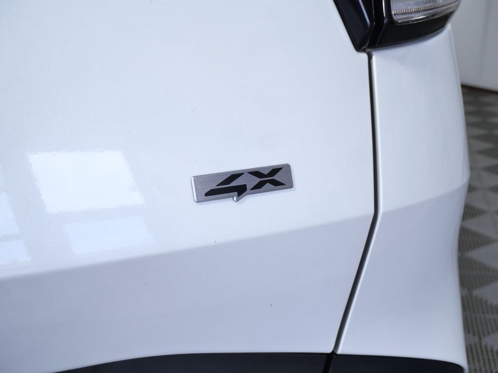 Used 2023 White Kia LX image 9