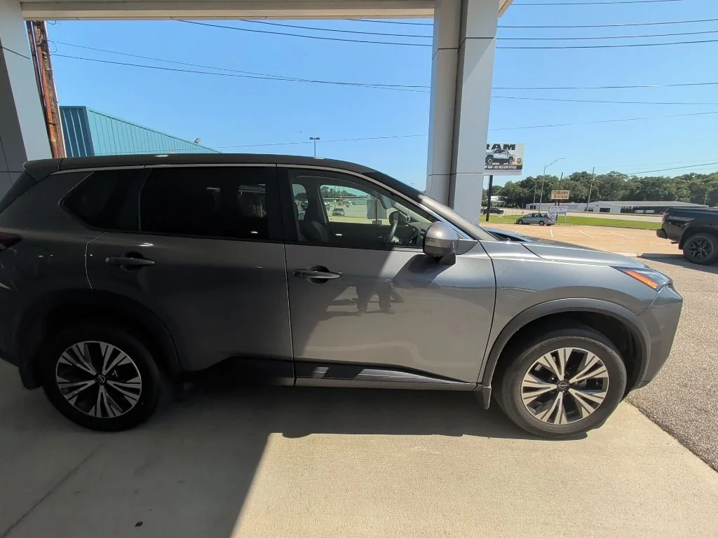 Used 2023 Gray Nissan SV image 4