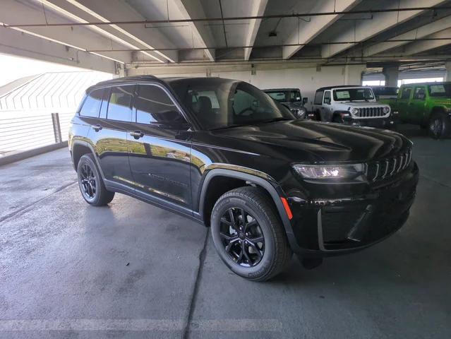 2026 Jeep Grand Cherokee Laredo Altitude