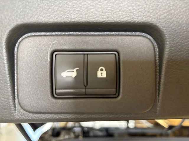 Used 2024 White Nissan Platinum image 27