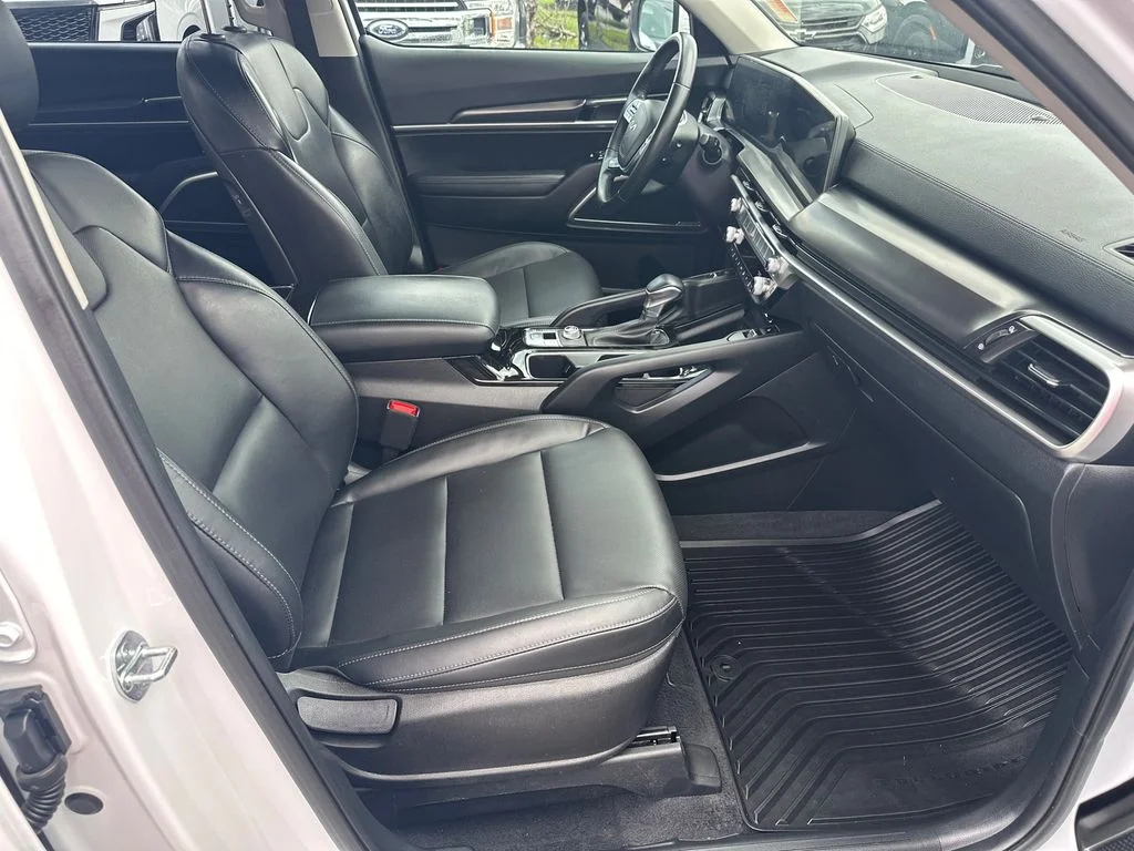Used 2023 White Kia S image 13