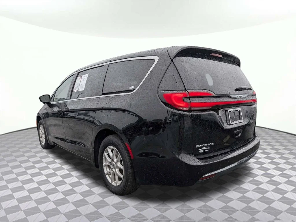 Certified Used 2025 Diamond Black Chrysler Select image 4