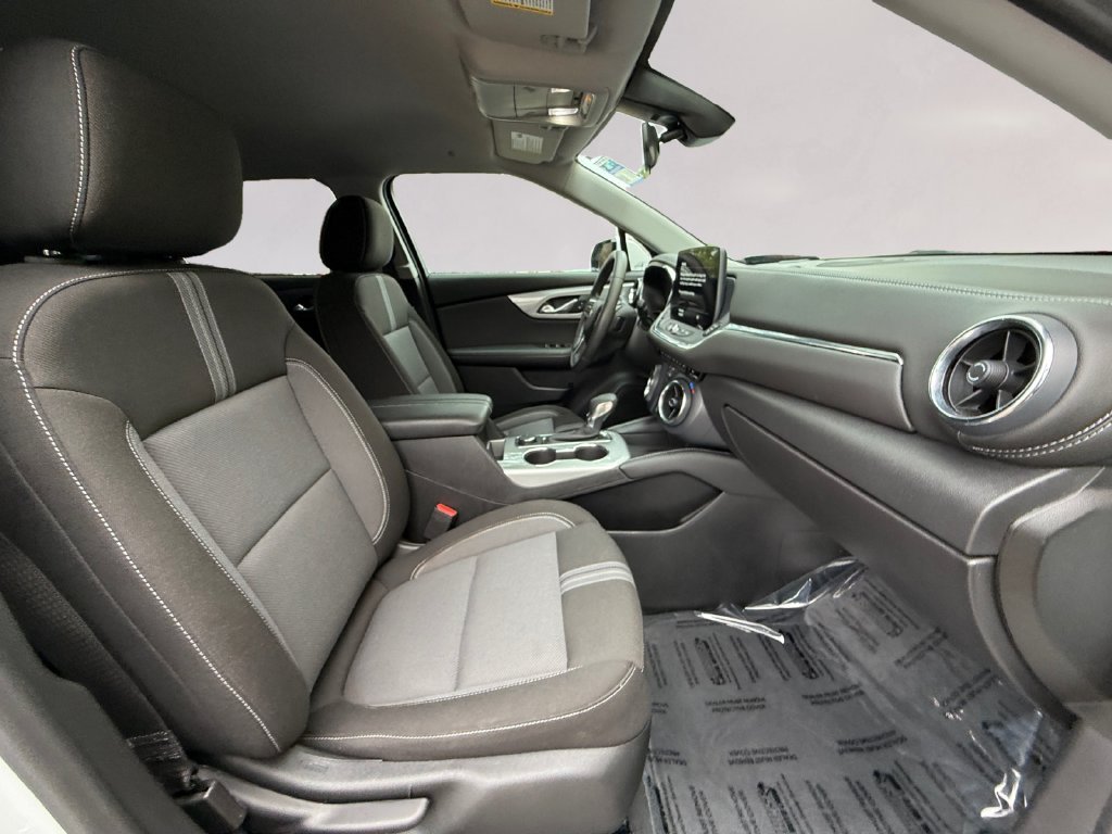 Used 2025 White Chevrolet LT image 17