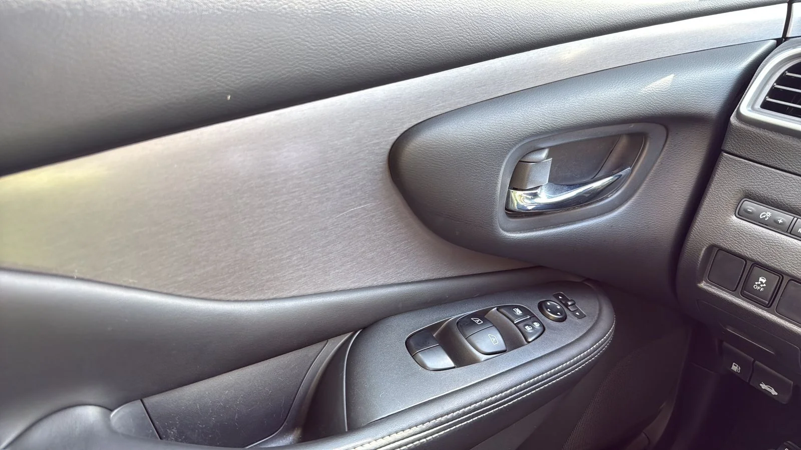Used 2023 Gray Nissan SV image 11