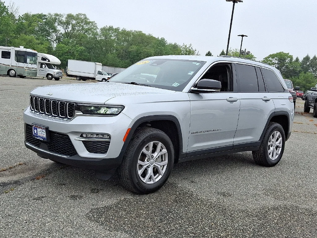 Used 2022 Silver Jeep Limited 4x4 image 6