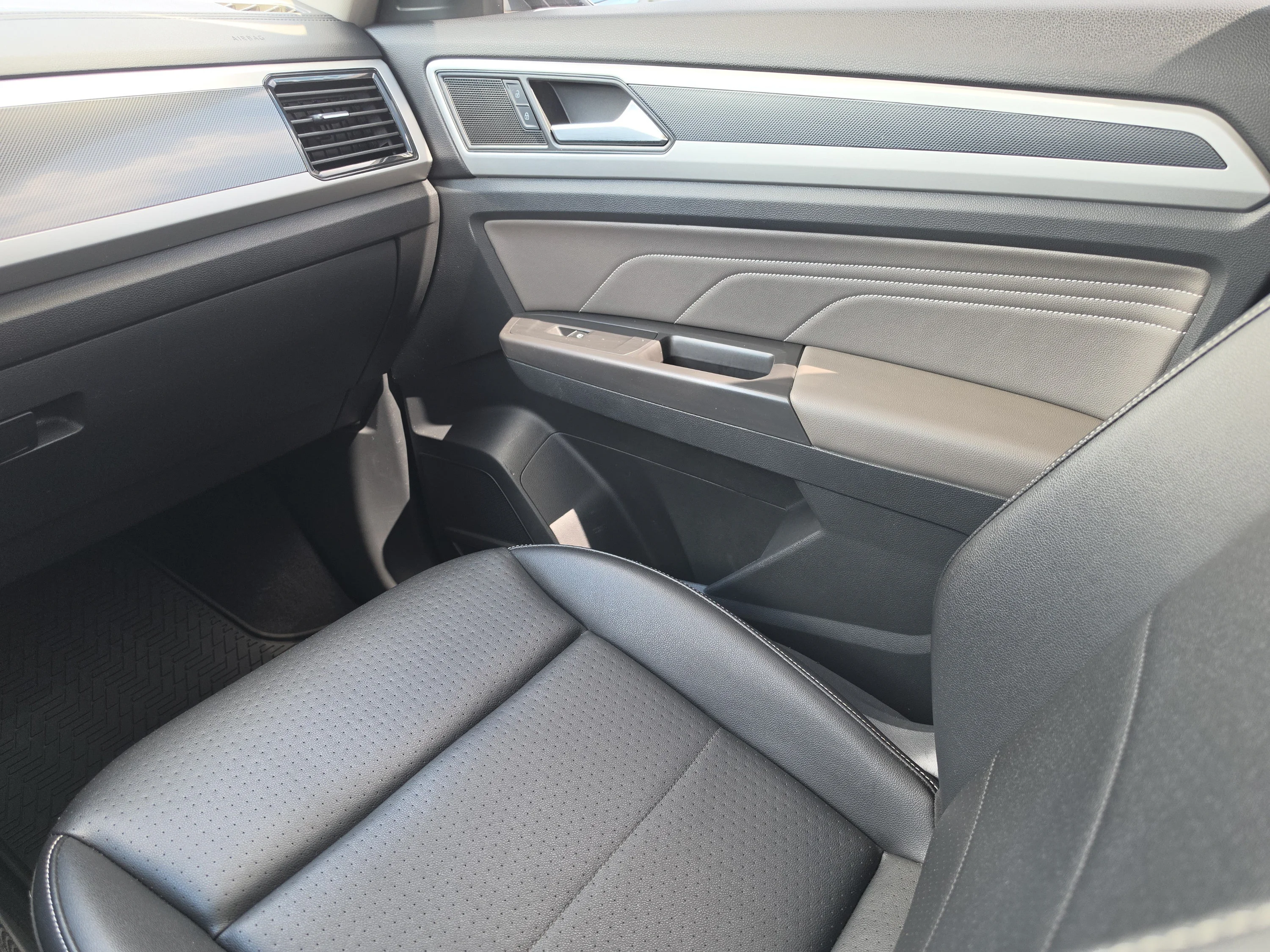 Used 2022 Platinum Gray Metallic Volkswagen 3.6L V6 SEL R-Line image 22