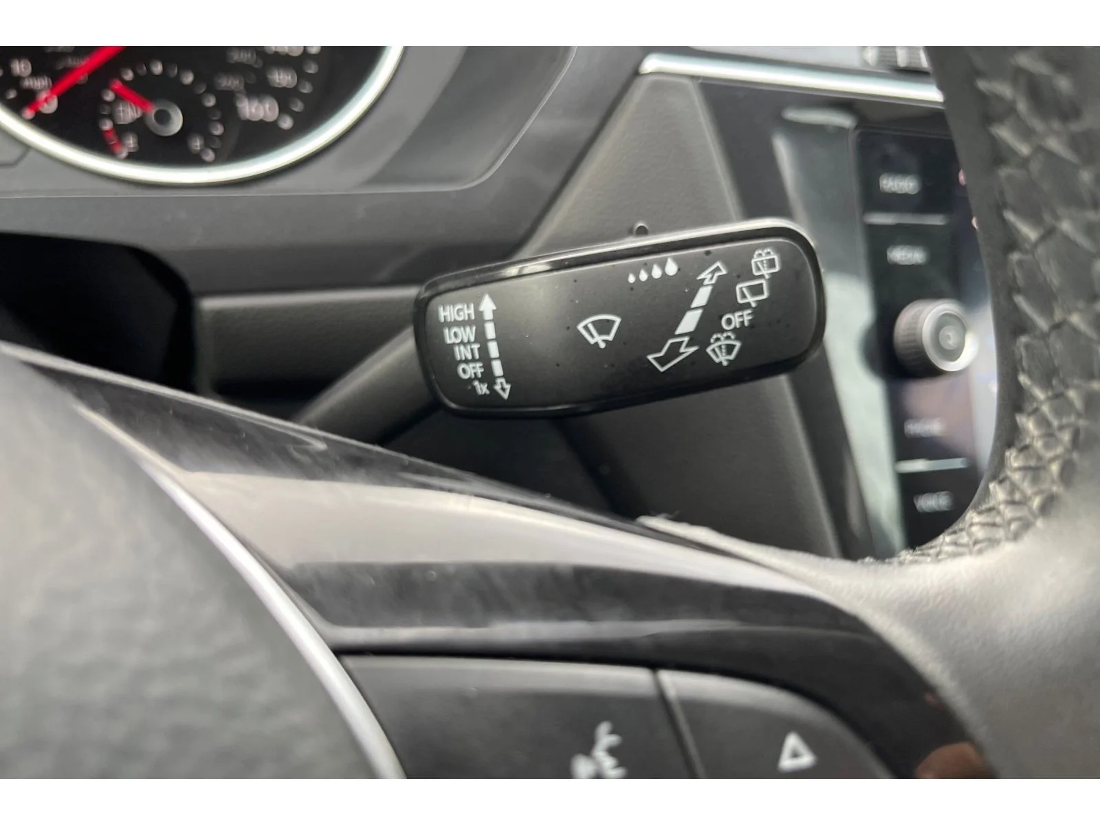 Used 2020 Platinum Gray Metallic Volkswagen SE image 36