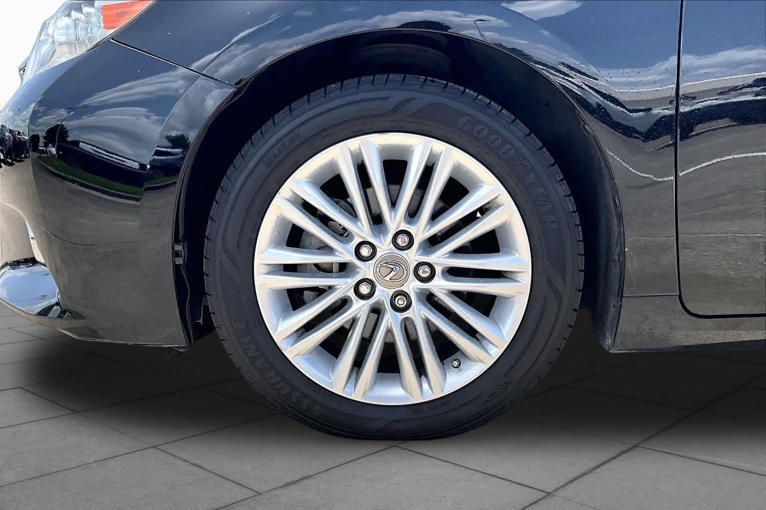 Used 2014 Obsidian Lexus  image 9