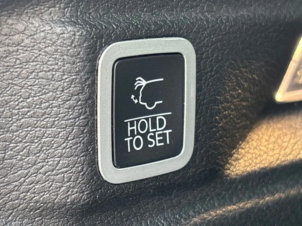 Used 2023 Red Jeep Altitude image 13