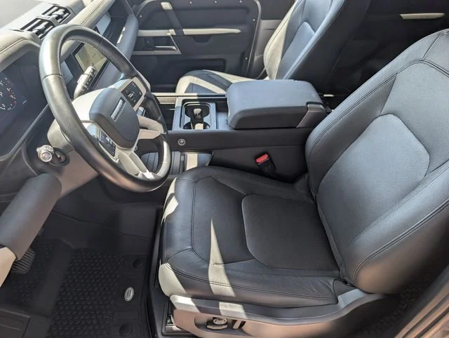 Used 2023  Land Rover S image 8