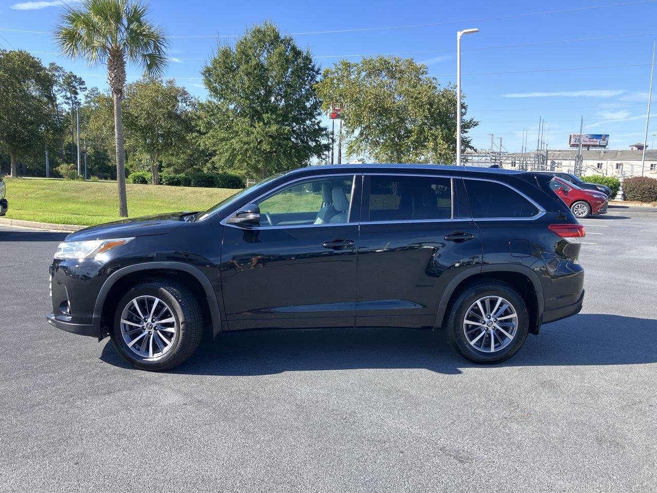 Used 2017 Black (Midnight Black Metallic) Toyota XLE AWD image 2