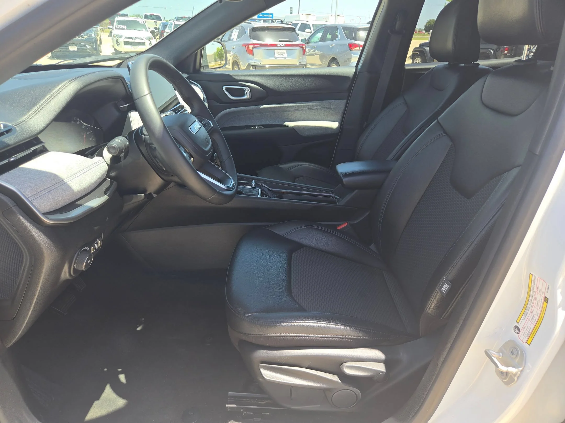 Used 2024 White Jeep Latitude image 9