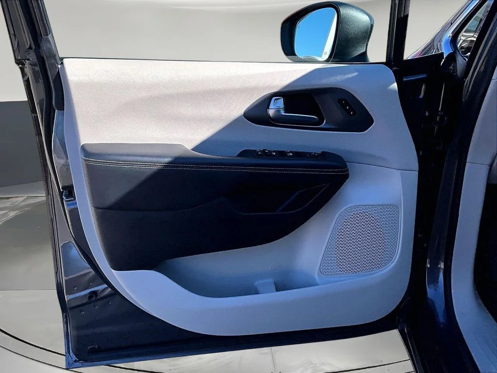 2023 Chrysler Pacifica Touring L - Photo 23