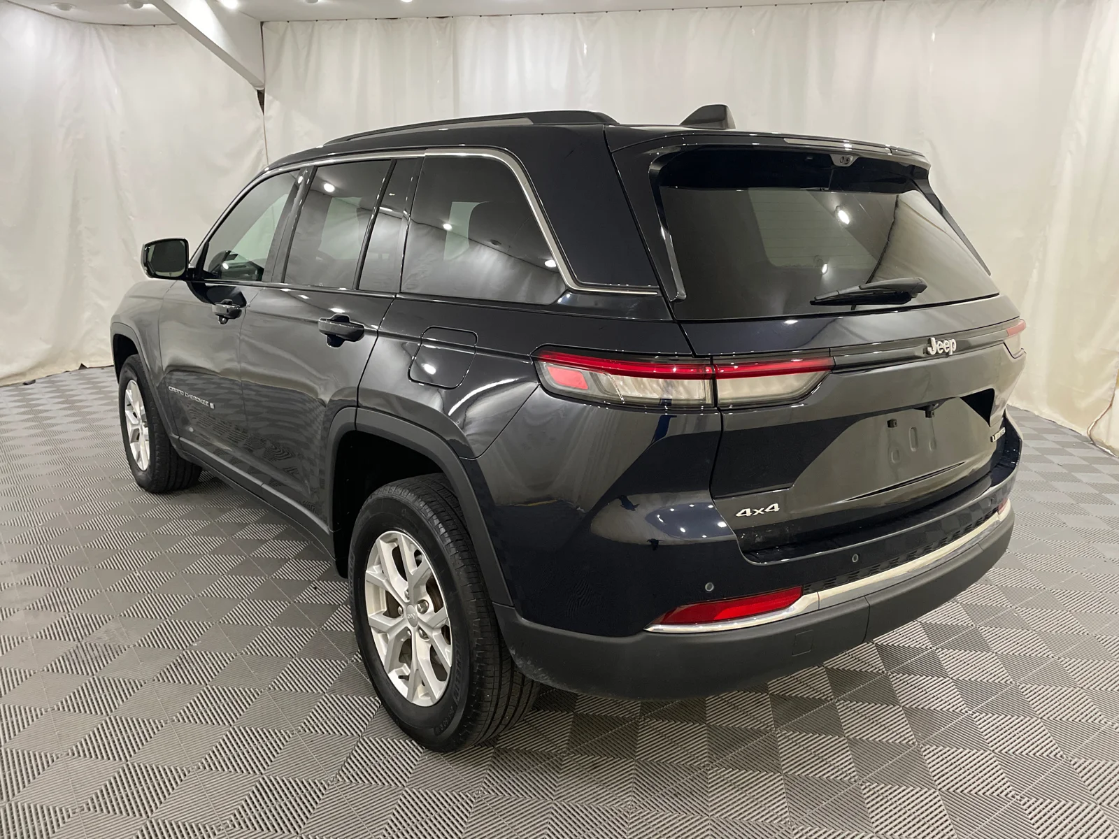 Used 2023 Midnight Sky Jeep Limited image 9