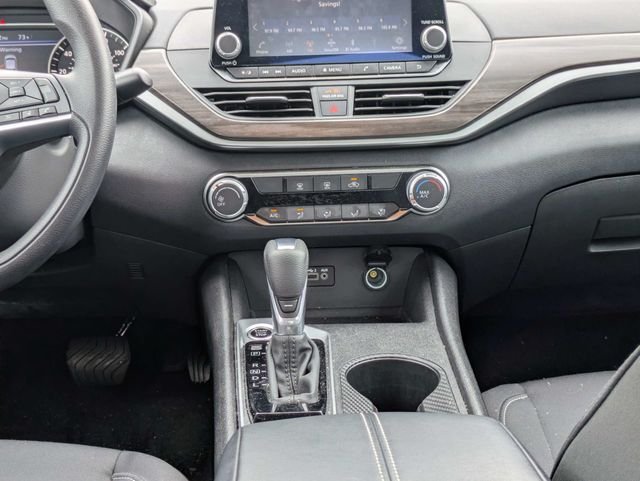 Used 2025 White Nissan 2.5 SV image 16