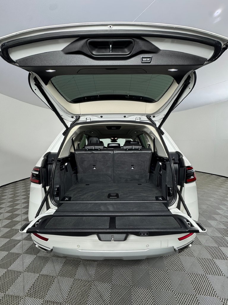 Used 2023 White Metallic BMW xDrive40i image 7