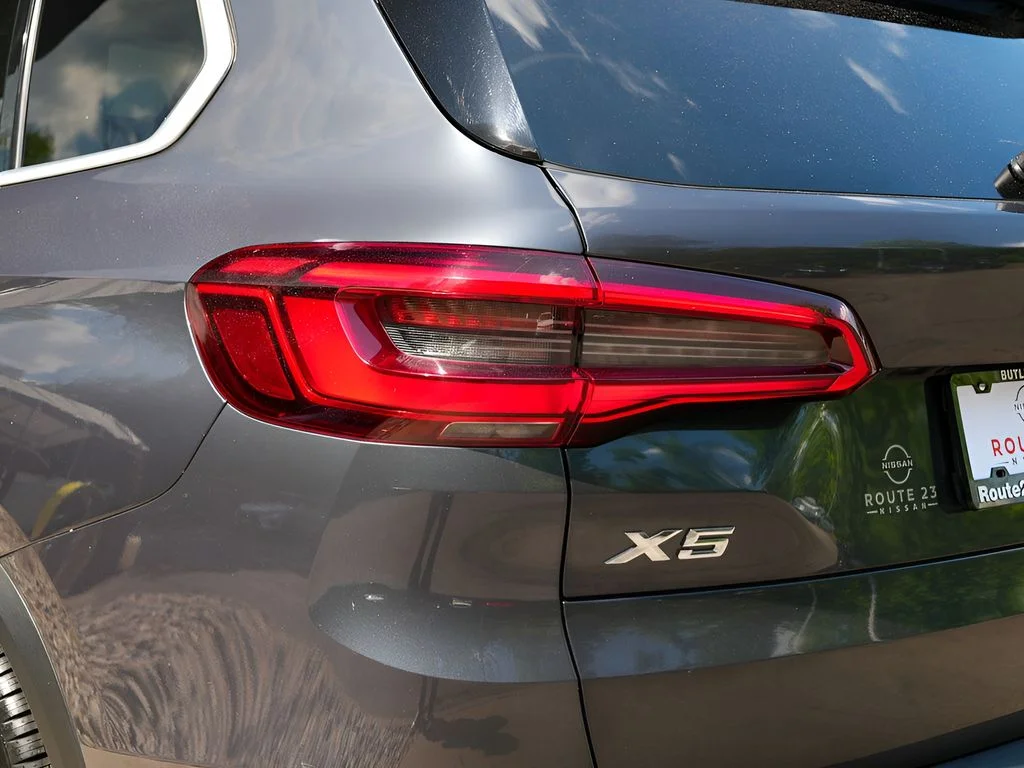 Used 2019 Gray BMW xDrive40i image 11