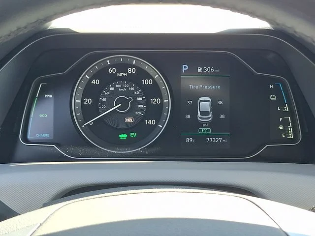 Used 2020 White Hyundai SE image 18