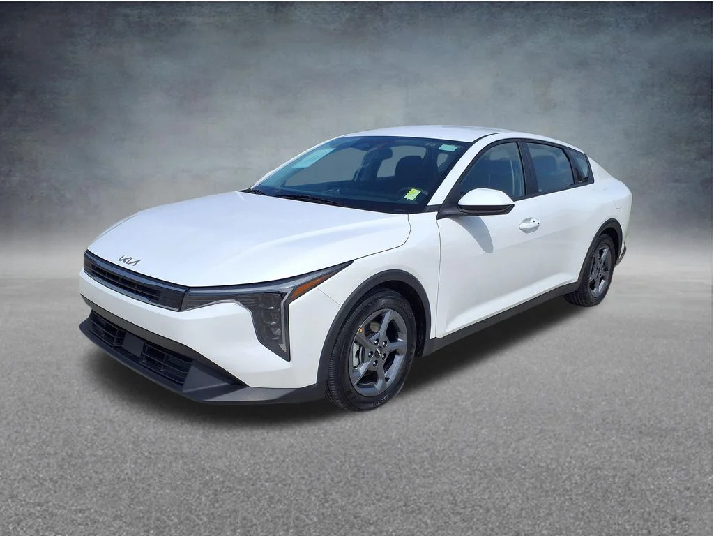 Used 2025 White Kia LXS image 3