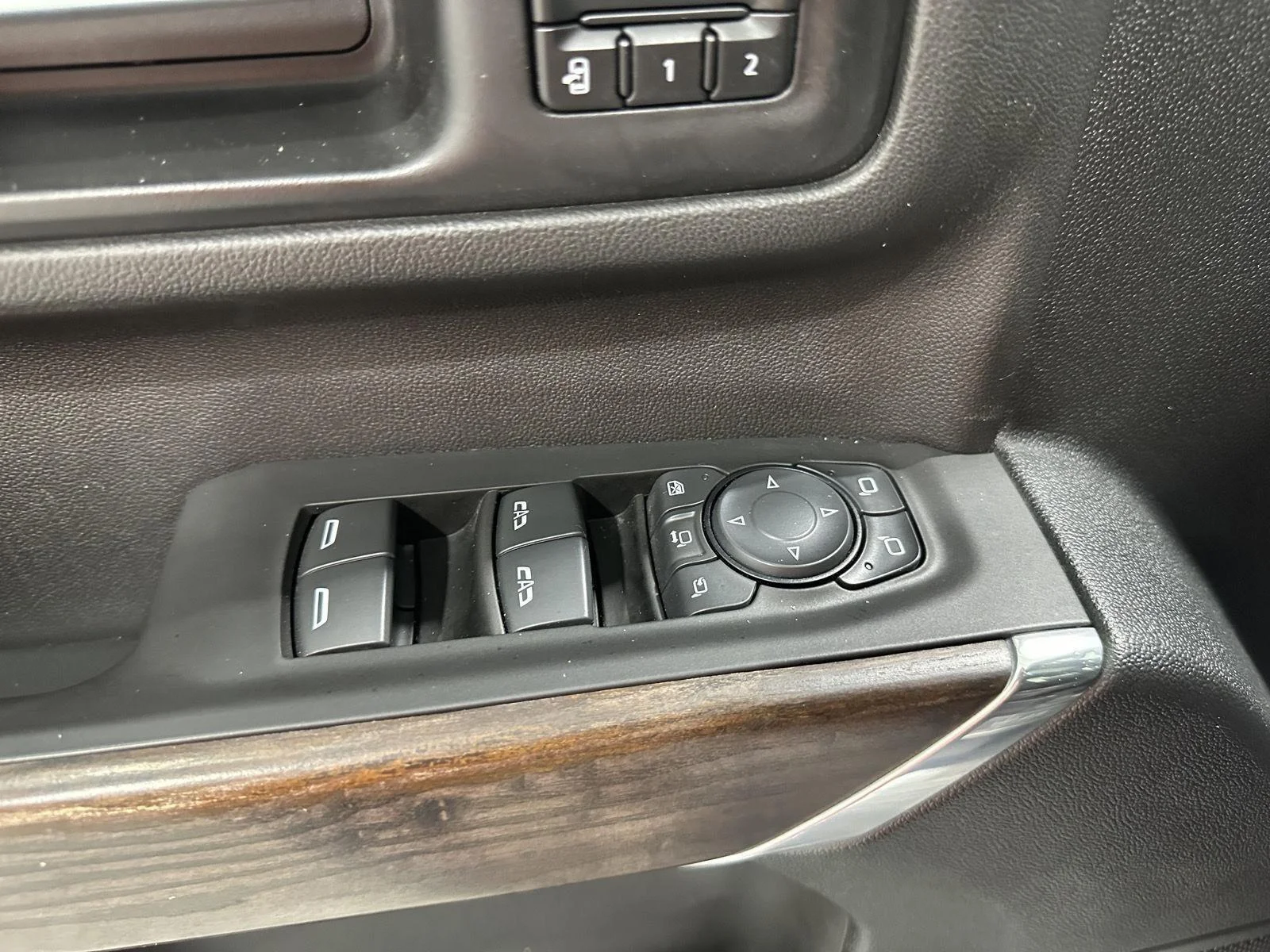 Used 2021 White Frost Tricoat GMC Denali image 23