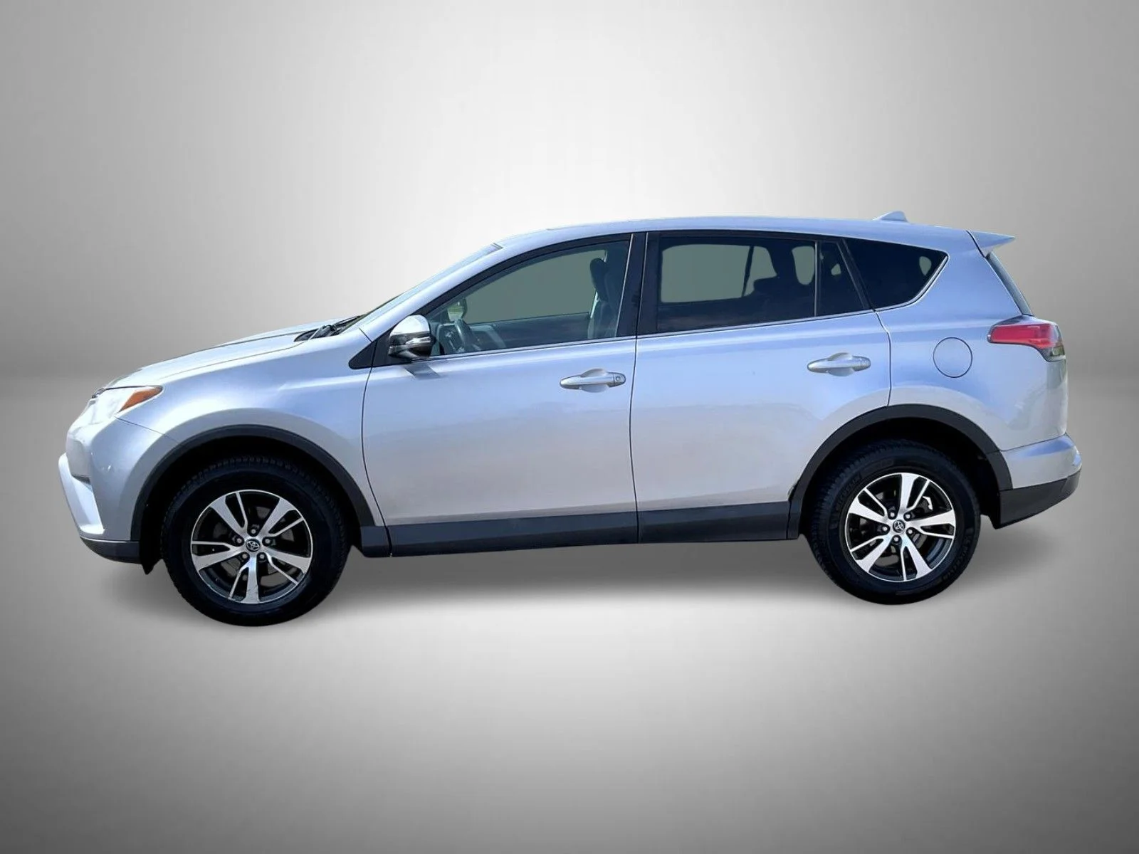 Used 2018 Silver Toyota XLE image 8