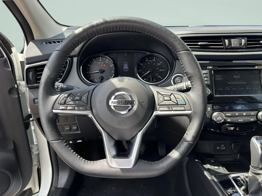 Used 2021 White Nissan SL image 33