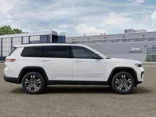 New 2027 Bright White Clear-Coat Paint Jeep Limited image 24