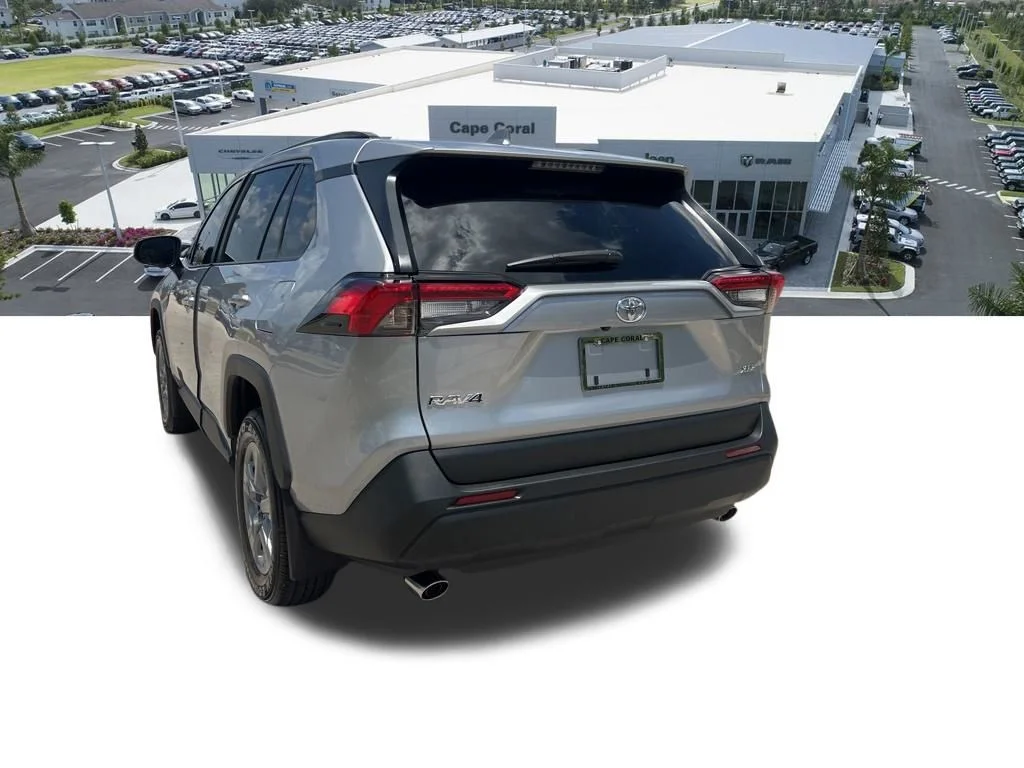 Used 2025  Toyota XLE image 21