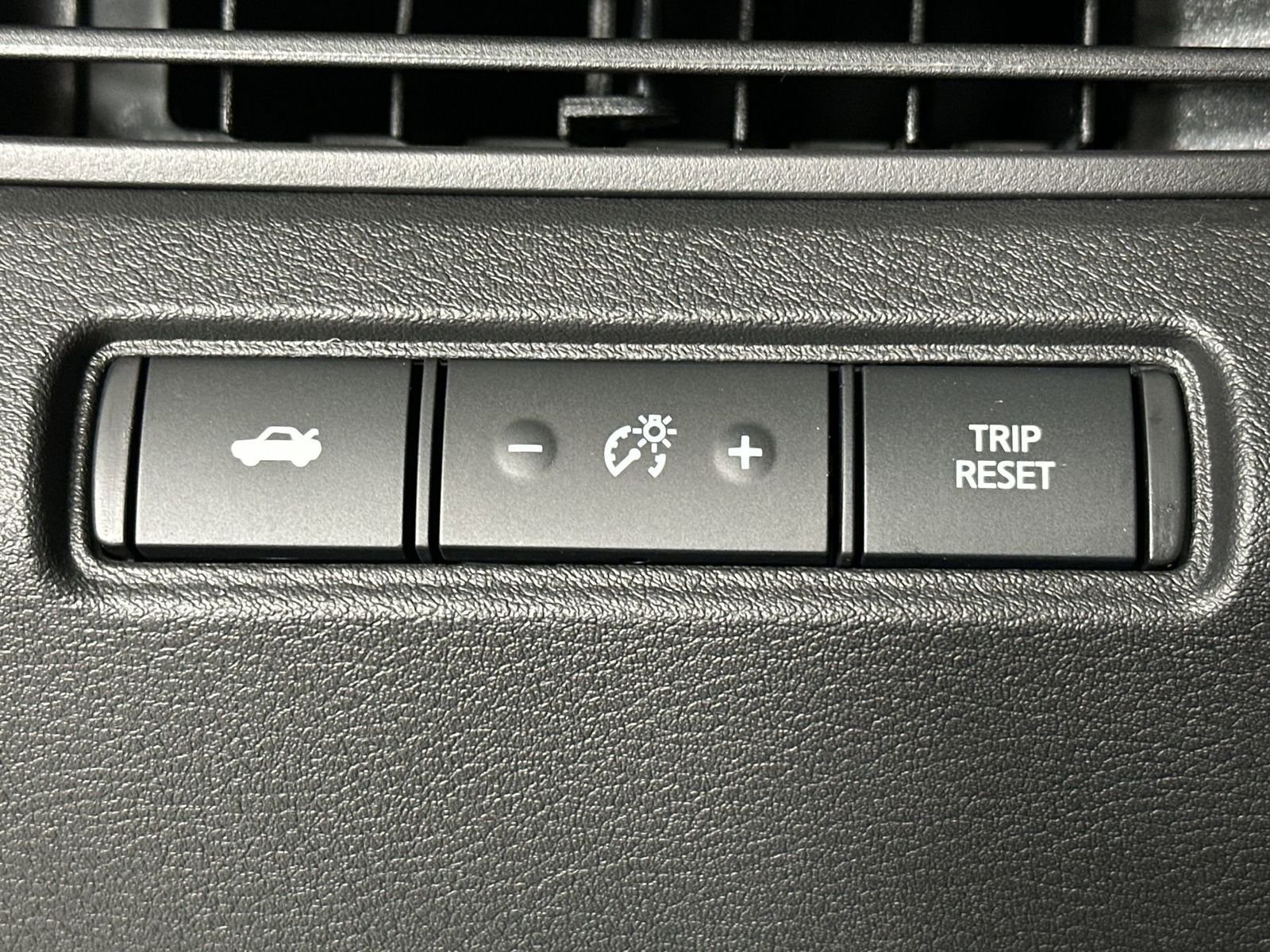 2025 Nissan Altima SR - Photo 18