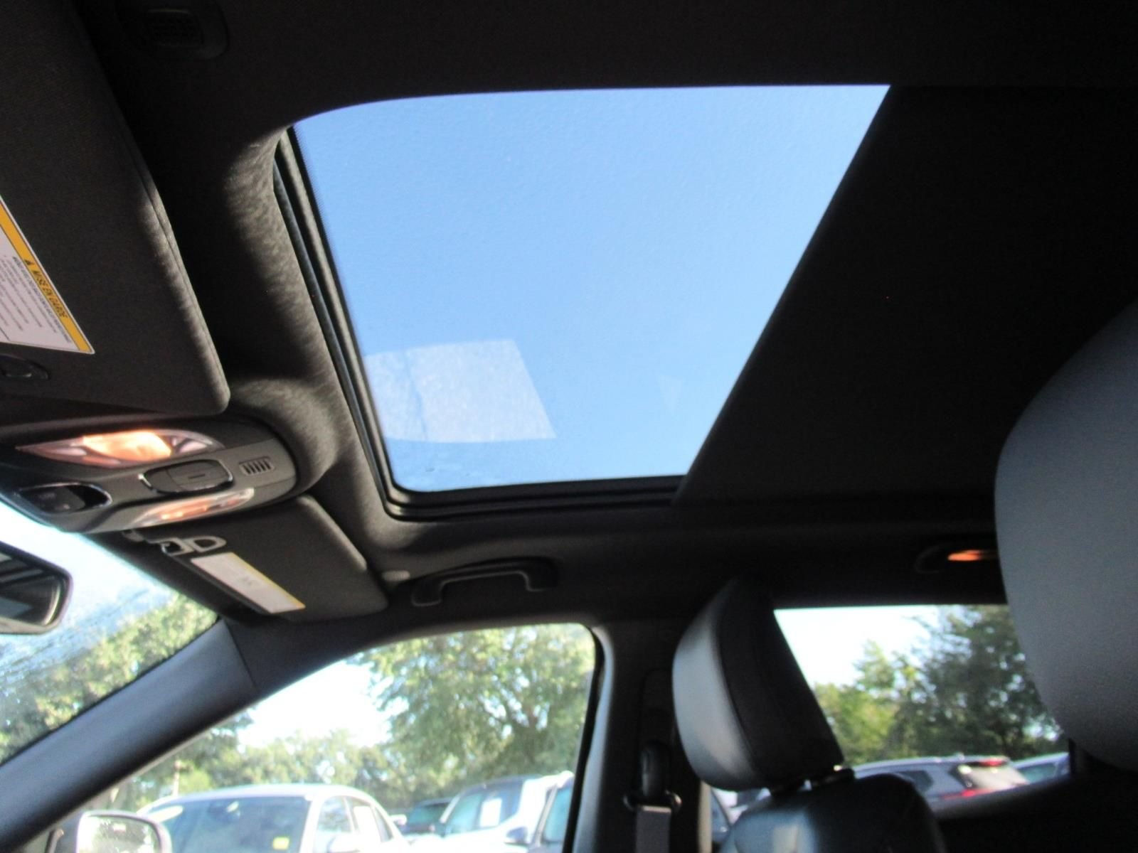 New 2026 Diamond Black Crystal Pearlcoat Jeep Latitude image 17