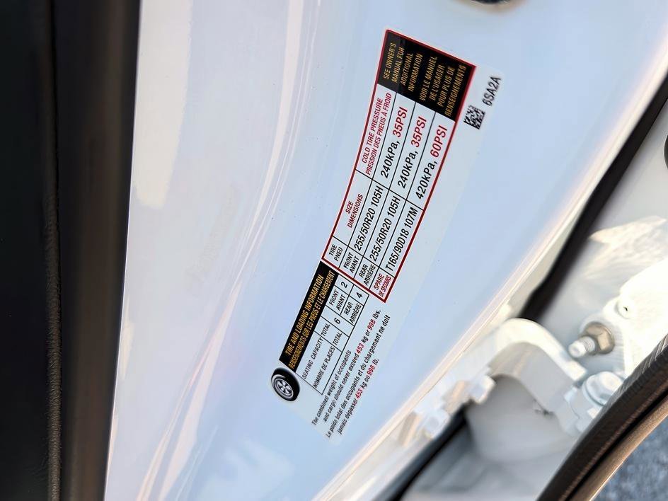 New 2027 2T RAD WHT INFINITI SPORT image 25