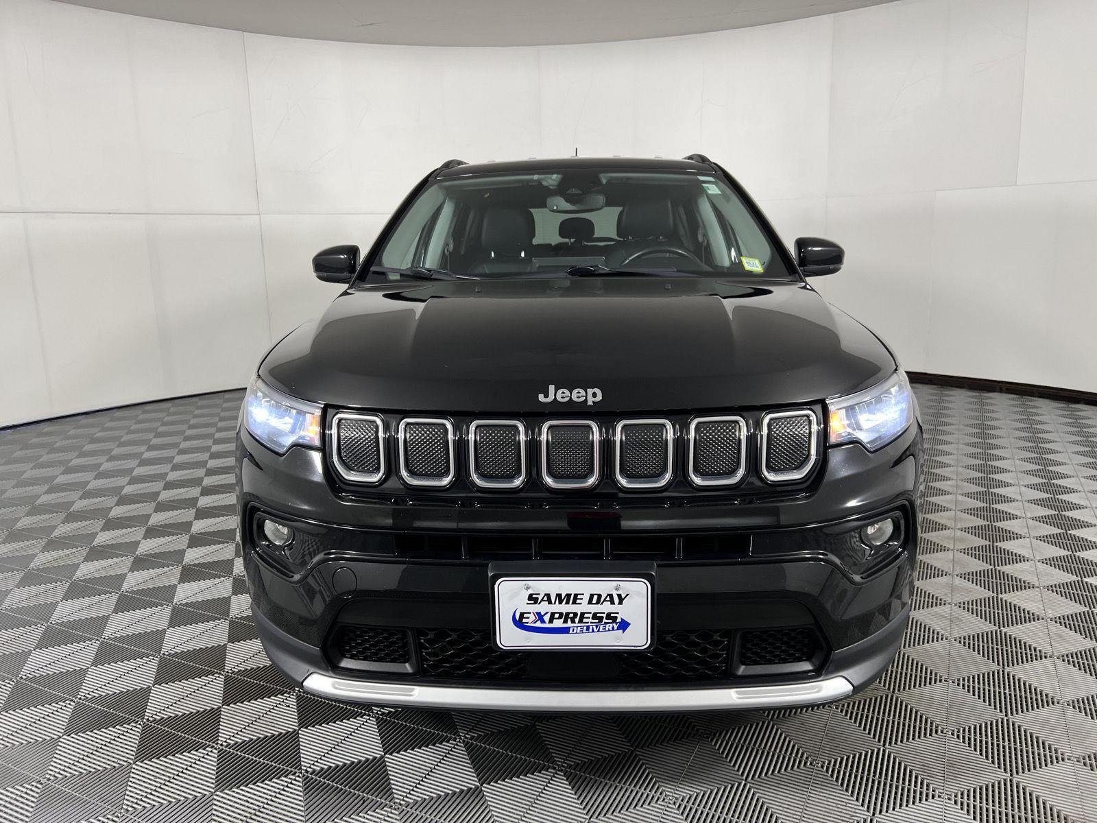 Used 2022 Diamond Black Crystal Pearlcoat Jeep Limited image 18