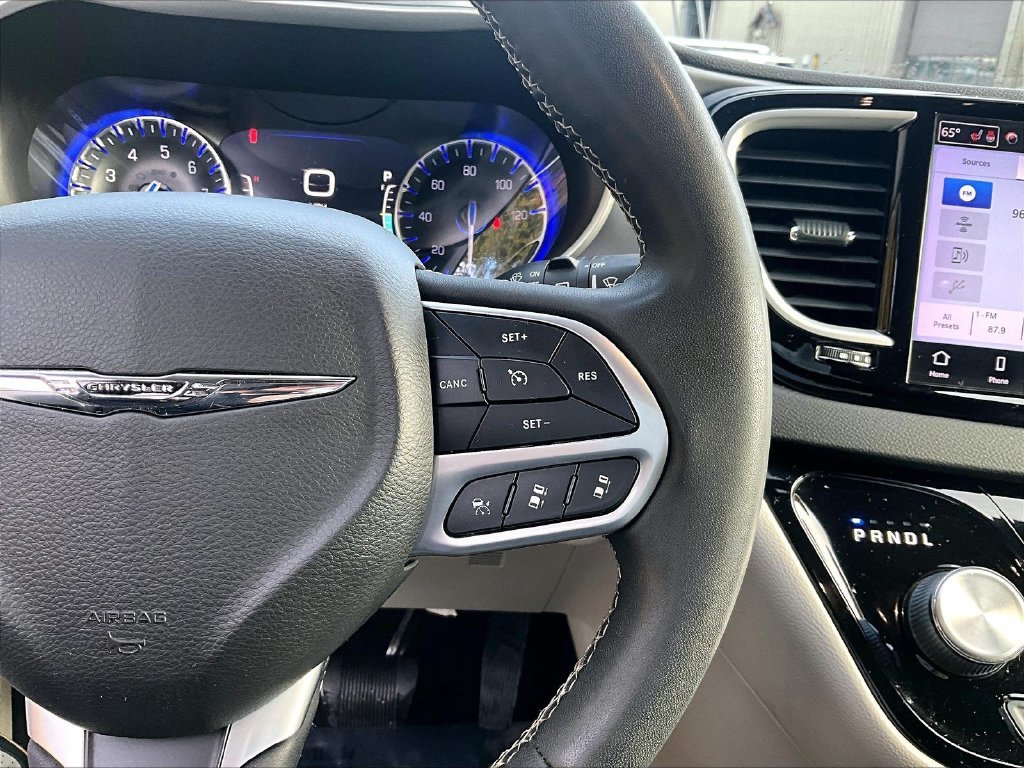 Used 2022 Ceramic Gray Clearcoat Chrysler Touring L image 25