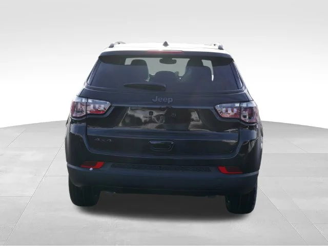 New 2026 Diamond Black Crystal Pearl-Coat Exterior Paint Jeep Limited image 4